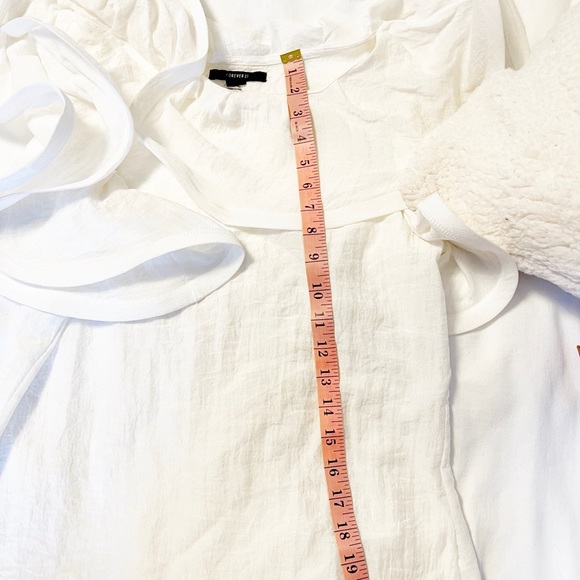 White top with beautiful flutter collar - Picture 4 of 4